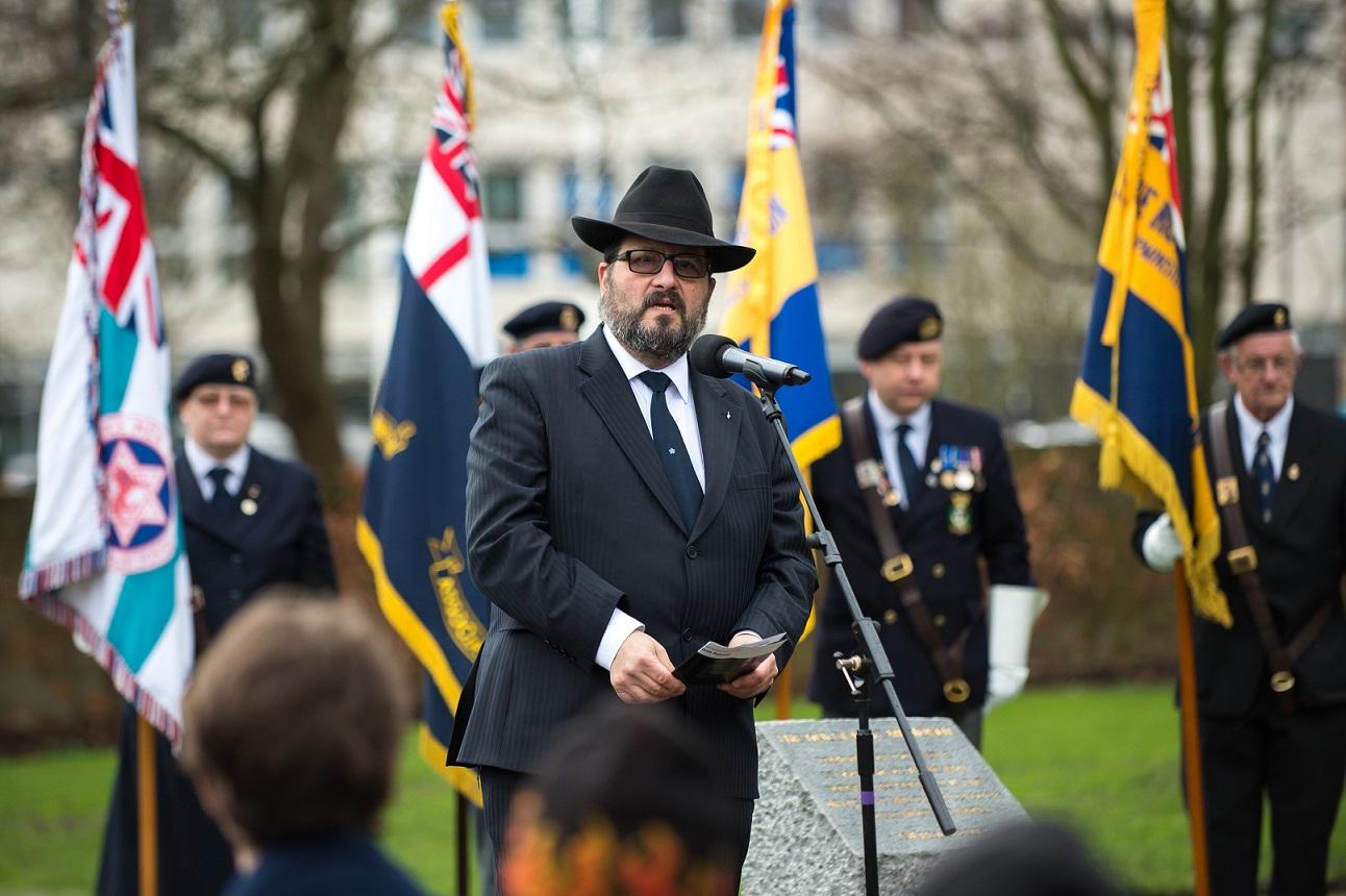 Rabbi Lee Sunderland leads Holocaust Memorial Day service